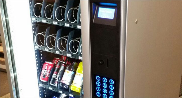 Getränke und Snacks aus dem Automaten im Fitnessstudio